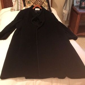 Elegant black cashmere coat with leather piping